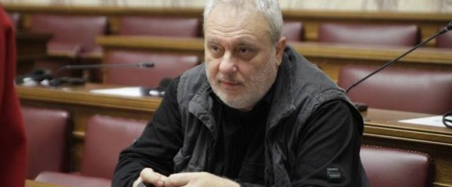 Είκοσι οκτώ tweets χρειάστηκε ο Γρηγόρης Ψαριανός για να πείσει (;) ότι έκανε χιούμορ…