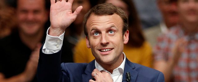 Δείτε τον Εμανουέλ Μακρόν να κάνει…ταχυδακτυλουργικά κόλπα με ένα μπουκάλι νερό