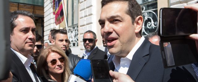 Ο Τσίπρας παρακολούθησε το έθιμο των “μπότηδων” στην Κέρκυρα: Σύντομα θα φτάσουμε στην Ιθάκη…