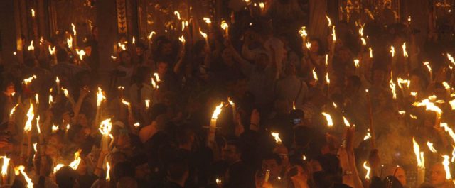 Με τιμές αρχηγού κράτους το Άγιο Φως στην Αθήνα