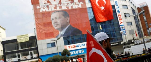 Σόϊμπλε: Ο Ερντογάν σχεδιάζει δικτατορία μέσω του δημοψηφίσματος