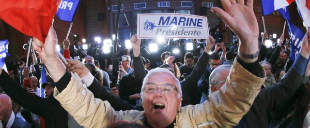 Le Monde: Ανατροπή του γαλλικού πολιτικού τοπίου το δίδυμο Μακρόν και Λεπέν