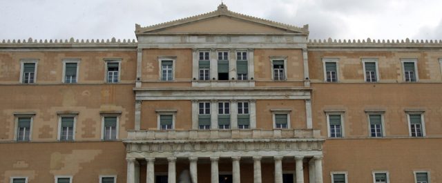 Τις ηχηρές απουσίες Καραμανλή, Σαμαρά, βουλευτών από την “τροπολογία Σαββίδη” επισημαίνουν κυβερνητικές πηγές