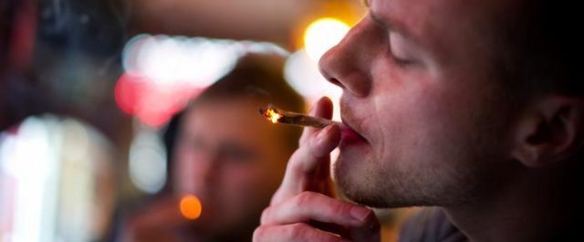 Νέες έρευνες για τη μαριχουάνα: Κίνδυνοι εγκεφαλικών και καρδιακών επεισοδίων