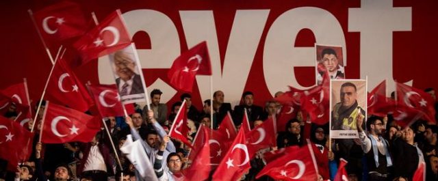 Πόλωση στην Τουρκία- Οριακά μπροστά το “Ναι” στις δημοσκοπήσεις