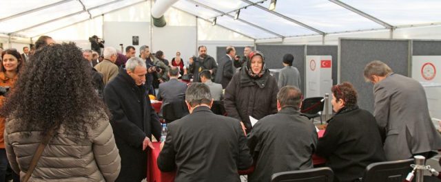 Deutsche Welle: Πως ψήφισαν οι Τούρκοι του εξωτερικού στο δημοψήφισμα