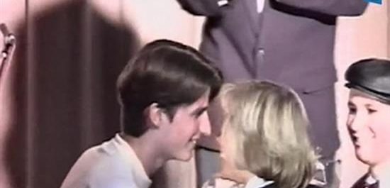 Το πρώτο φιλί του Μακρόν στην Τρονιέ – Εκείνος 15 εκείνη 39