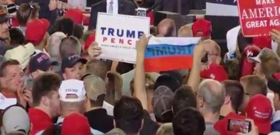 Οργή Τραμπ: Σήκωσαν ρωσικές σημαίες σε συγκέντρωσή του- “Βγάλτε τους έξω”, φώναξε