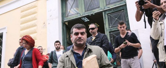 Παραδόθηκε στο ΑΤ Καλλιθέας ο Κ. Βαξεβάνης μετά τη μήνυση της συζύγου Στουρνάρα