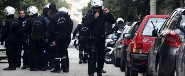 Επιχείρηση της αστυνομίας με πυροβολισμούς στο Π. Φάληρο μετά από ληστεία – Νεκρός ο ένας δράστης