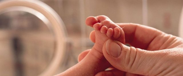 N.Y Times: Δημογραφική καταστροφή εάν οι Έλληνες δεν αρχίσουν να κάνουν περισσότερα παιδιά