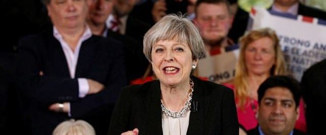 Κίνηση σοκ από τη Μέϊ: Περιορισμούς σε φοιτητές και εργαζόμενους από την Ε.Ε