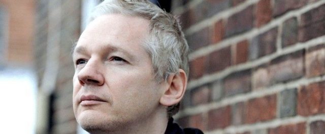Την κεφαλή του Τζούλιαν Ασάνζ επί πίνακι θέλει ο Τραμπ