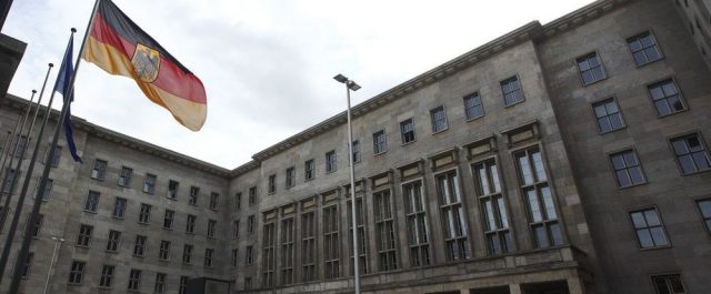 Die Welt: Ο Σόϊμπλε επιδιώκει συμβιβασμό με το ΔΝΤ για το ελληνικό χρέος