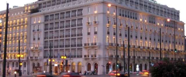 Εικαστικό δρώμενο στο Σύνταγμα “αιφνιδιάζει” την Αθήνα [εικόνες]