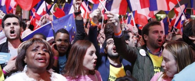 Η εταιρεία SOFRES προβλέπει ισοπαλία Μακρόν- Λεπέν (23%)