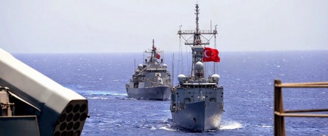 Κλιμακώνει την ένταση ο Ερντογάν- Δεσμεύει το “μισό Αιγαίο” για άσκηση