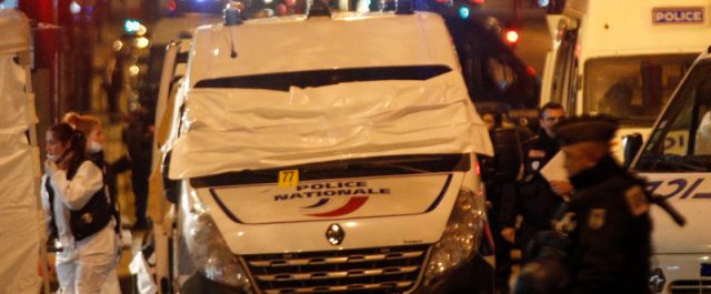 Ο τρόμος επέστρεψε στο Παρίσι: Τζιχαντιστές χτύπησαν αστυνομικούς στη Σανζ Ελιζέ