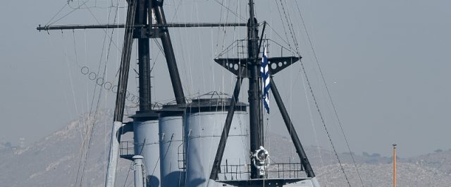 Το Θωρηκτό Αβέρωφ σήκωσε άγκυρα μετά από 14 χρόνια για εργασίες συντήρησης [εικόνες,video]