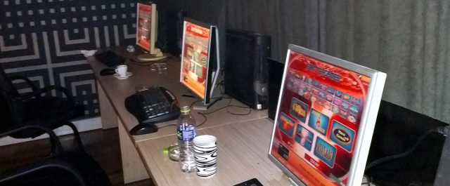 Θεσσαλονίκη: Έφοδοι της αστυνομίας σε καταστήματα με παράνομα «φρουτάκια» – Δέκα συλλήψεις