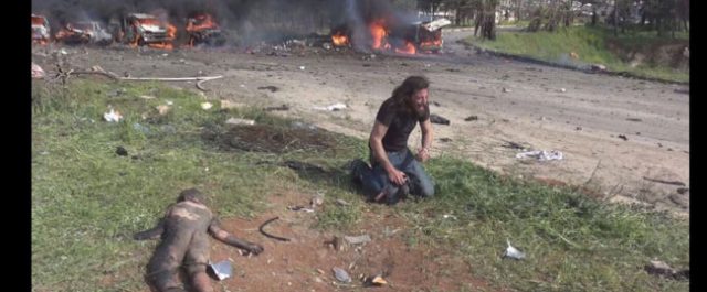 Συγκλονίζει η εικόνα του Σύρου φωτογράφου από την επίθεση στο Χαλέπι με τους 126 νεκρούς