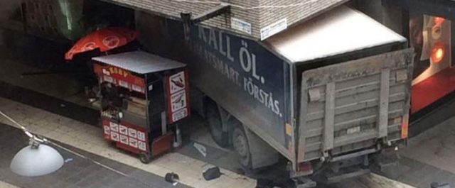 Στοκχόλμη: Απείλησε τον οδηγό του φορτηγού, το έκλεψε και έπεσε στο πλήθος