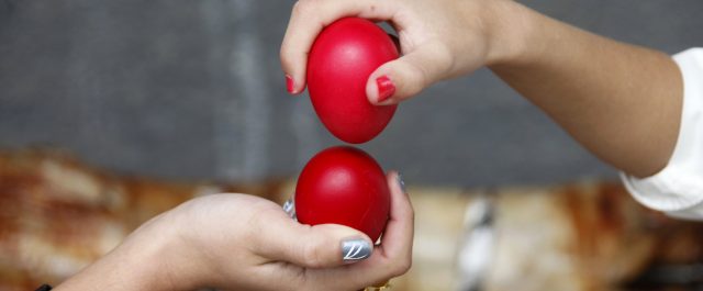Το έθιμο των κόκκινων αυγών και πως ξεκίνησε το… τσούγκρισμα