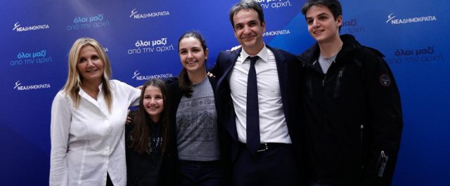 Στην Τήνο για το Πάσχα ο Κυριάκος Μητσοτάκης με την οικογένειά του [εικόνες]