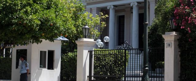 Σύσκεψη στο Μαξίμου- Στο τραπέζι 3 κείμενα από τους Θεσμούς