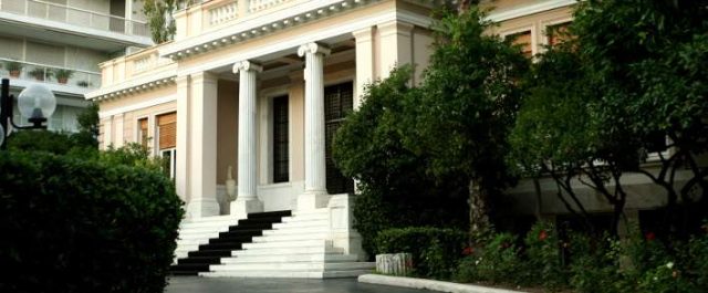 “Επιδρομή” με…φέϊγ βολάν στο Μαξίμου- 14 προσαγωγές από την ΕΛ.ΑΣ