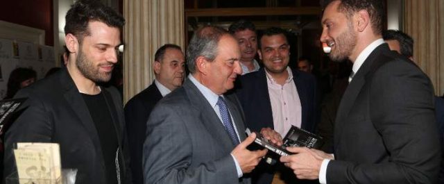 Ο Κώστας Καραμανλής πήγε στην παρουσίαση της βιογραφίας του αείμνηστου λαϊκού βάρδου Μιχάλη Μενιδάτη [εικόνες]