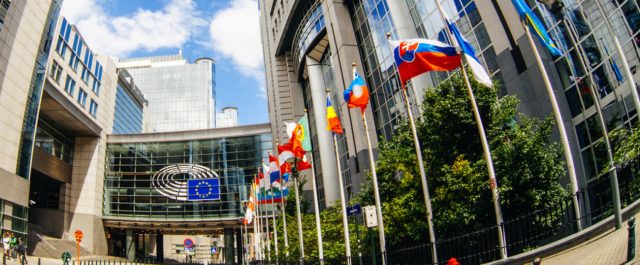 Πολιτικό μήνυμα Κομισιόν: Καταργεί τη διαδικασία υπερβολικού ελλείμματος για την Ελλάδα