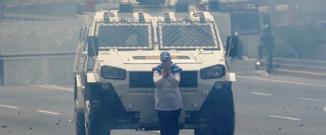 Συγκλονιστικό βίντεο στη Βενεζουέλα: Γυναίκα διαδηλωτής αγέρωχη μπροστά σε άρμα