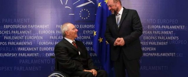 Tagesspiegel: Γιατί άρχισαν να “μοιάζουν” Σουλτς και Σόϊμπλε- Η ελληνική παράμετρος