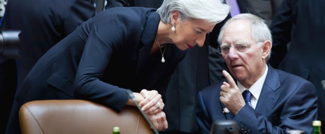 “ΔΝΤ και Ευρωζώνη ρίχνουν λάδι στη φωτιά της ελληνικής κρίσης”