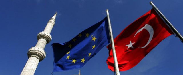 Νέες “εκκαθαρίσεις” 4.000 δημοσίων λειτουργών από τον Ερντογάν