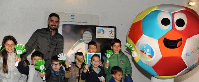 Ο Νίκος Λυμπερόπουλος στην παιδική Κερκίδα ΟΠΑΠ