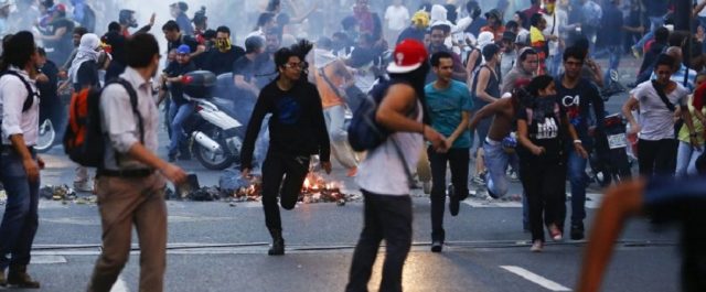 Πεδίο μάχης το Καράκας- Νεκροί σε διαδηλώσεις κατά του Μαδούρο