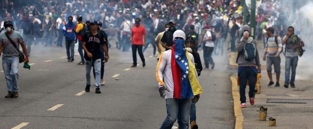 Εκτός ελέγχου η κατάσταση στη Βενεζουέλα: Νεκρός και 5ος διαδηλωτής