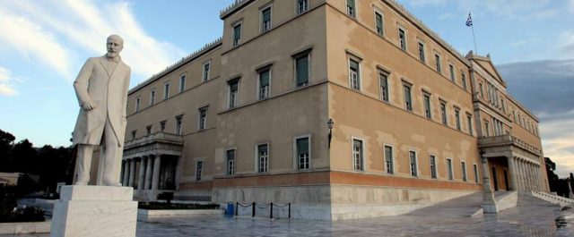 Το Γραφείο Προϋπολογισμού “μαζεύει” τους αναλυτές του