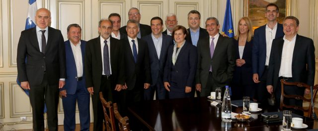 Τσίπρας στους 13 περιφερειάρχες: Να σχεδιάσουμε με νηφαλιότητα την επόμενη μέρα