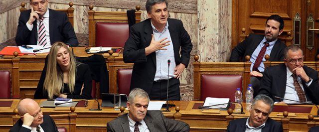“Κατάντημα” στη Βουλή οι κόντρες για “παντελονάτους”- Οι διάλογοι που ανέβασαν το “θερμόμετρο”