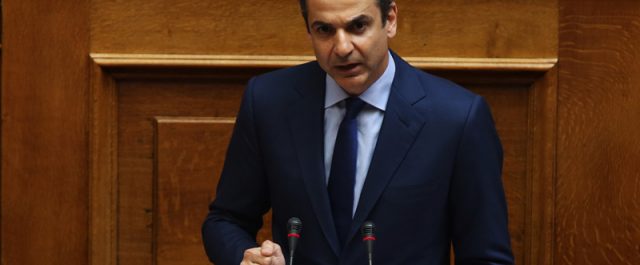 Ο Μητσοτάκης φέρνει στη Βουλή τα κρούσματα ανομίας- “Παίζει τον σερίφη”, απαντά η κυβέρνηση