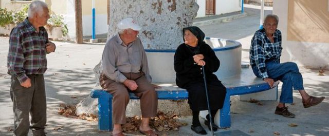 Spiegel: Στην Ελλάδα έγιναν 23 μειώσεις συντάξεων σε 8 χρόνια