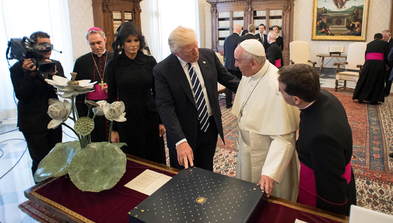 Τελικά ο Τραμπ τρώει Ποτίτσα… όχι πίτσα – Η ερώτηση του Πάπα στη Μελάνια που παρερμηνεύτηκε