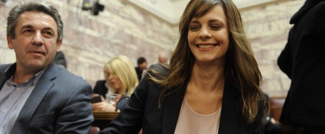 Τρίωρο “μασάζ” βουλευτών από Τζανακόπουλο, Αχτσιόγλου για συμβασιούχους, συμφωνία