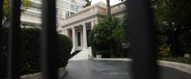 Κυβέρνηση: “Σόϊμπλε ή Λαγκάρντ πρέπει να κάνουν ένα βήμα πίσω για συμφωνία”
