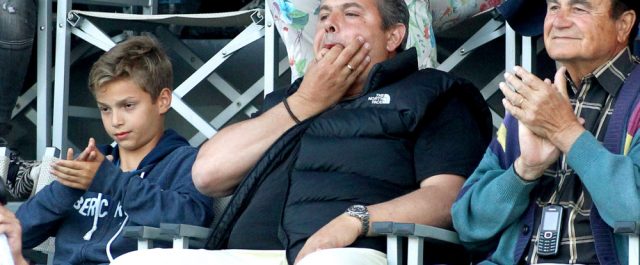 Άδωνις κατά Καμμένου για “άσεμνη” χειρονομία σε αγώνα πόλο