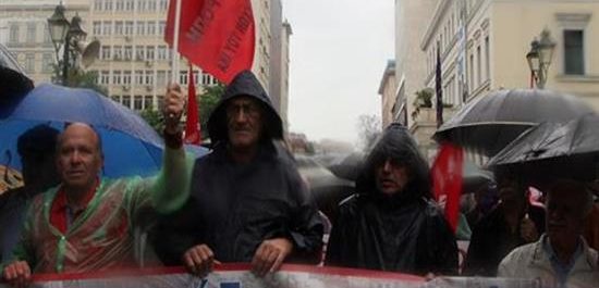 Υπό βροχή διαδήλωσαν οι συνταξιούχοι  