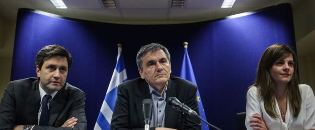 Η συμφωνία: Μειώσεις σε κύριες και επικουρικές συντάξεις- Αφορολόγητο στα 5.685 ευρώ